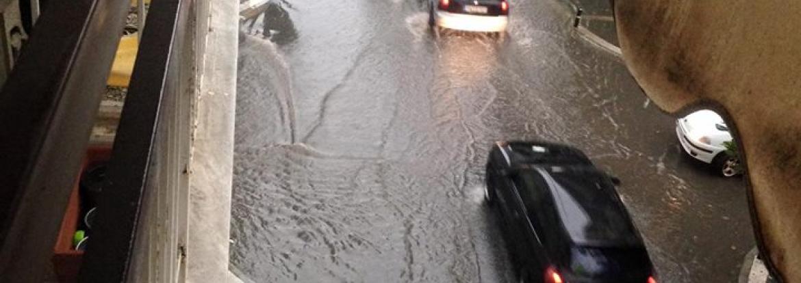 Πλημμυρισμενος δρομος απο βροχη στον Αλιμο